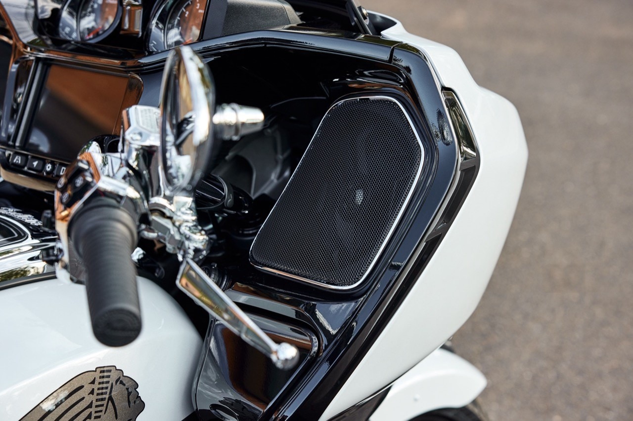 <div class='descrGalleryTitle'>IL NUOVISSIMO IMPIANTO POWERBAND AUDIO</div><div class='descrGalleryText'><p>Lo abbiamo giusto nominato, ma lo<b> stereo&nbsp;PowerBand Audio</b>&nbsp;è uno dei fiori all’occhiello della produzione Indian Motorcycles per la stagione ventura. Come già accennato a riguardo della Challenger Elite, l’impianto prevede&nbsp;<b>altoparlanti da 100 Watt l’uno</b>, il doppio rispetto a quelli standard da 50, capaci di produrre maggiore volume e una qualità del suono superiore, con maggiore chiarezza e bassi più presenti.&nbsp;</p>
<p><b>PowerBand Audio</b>&nbsp;è caratterizzato da un equalizzatore dinamico che si ottimizza in tempo reale per offrire <b>sempre la massima qualità</b>&nbsp;al variare di velocità e condizioni di marcia. Gli altoparlanti sono progettati per essere durevoli, resistenti all’acqua e soprattutto per farsi largo tra i rumori della strada, del vento e dello scarico.&nbsp;</p>
<p>Selezionati <b>modelli&nbsp;Indian 2024</b>, tra cui appunto la Challenger Elite, saranno equipaggiati già di serie con l’impianto PowerBand Audio, mentre tutti gli altri, che siano stati prodotti dopo il 2020, sono automaticamente predisposti per l’installazione, per raggiungere una&nbsp;<b>potenza di suono fino a 800 Watt</b>, con altoparlanti sparsi tra carena superiore e inferiore, borse laterali e bagagliaio.</p>
</div>